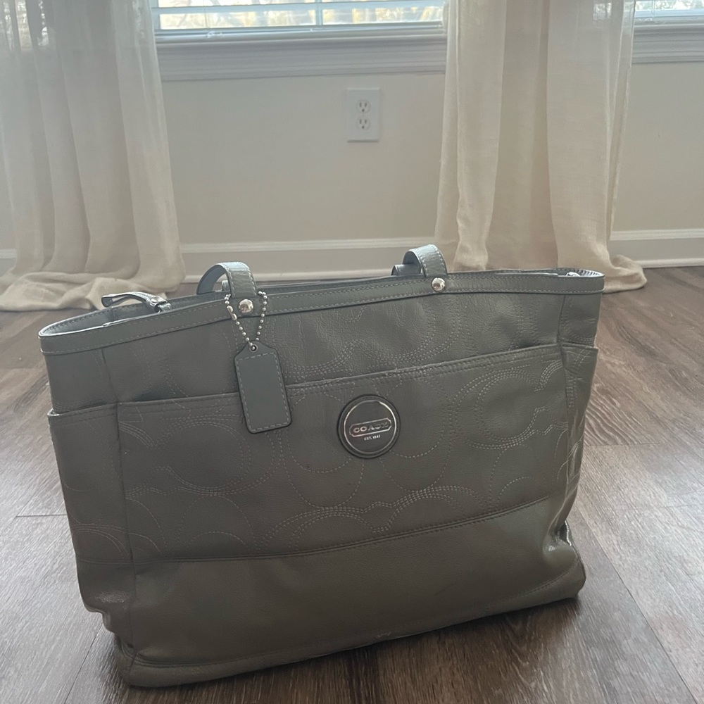 COACH like new E17940 Gray Patent Leather Signature XL Shoulder
